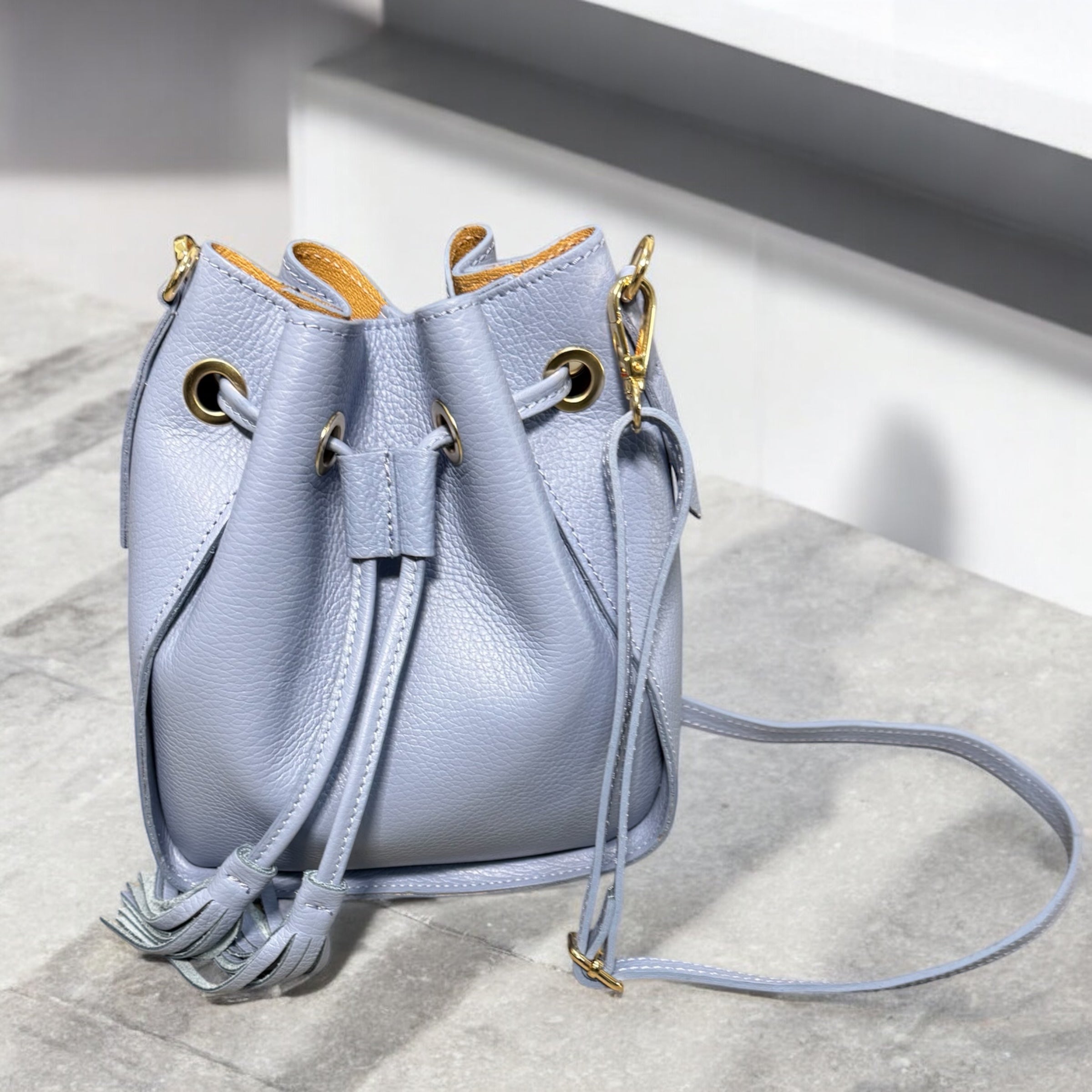 Ledertasche in blau verschiedenen Farben