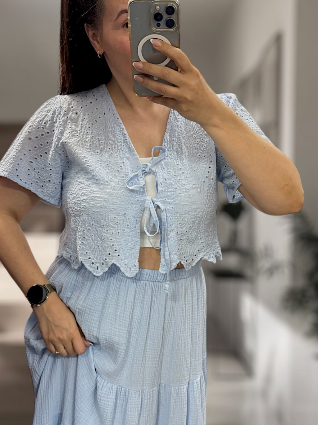 Verspielte Lochstick Knoten-Bluse kürzer geschnitten beige