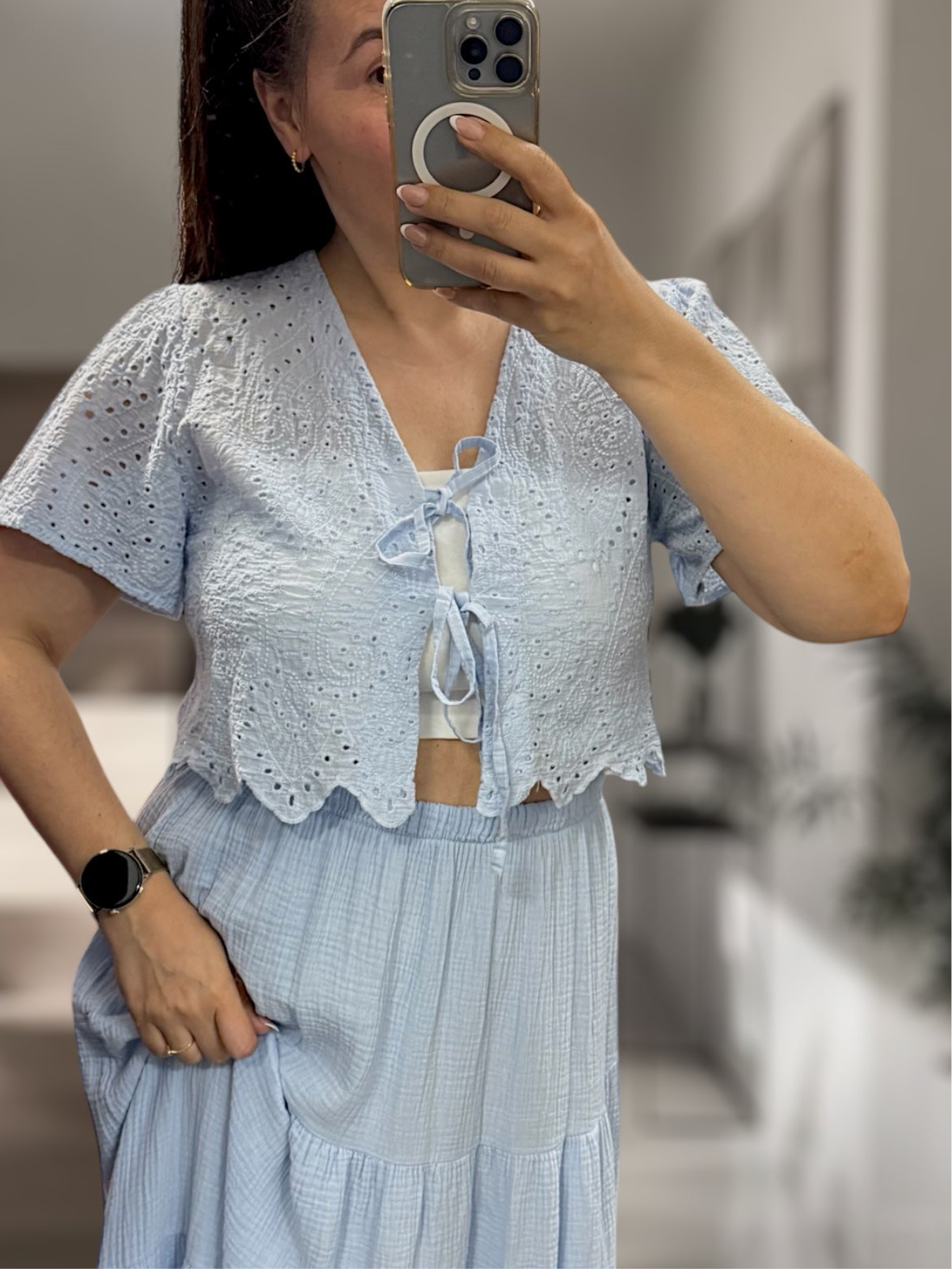 Verspielte Lochstick Knoten-Bluse kürzer geschnitten beige