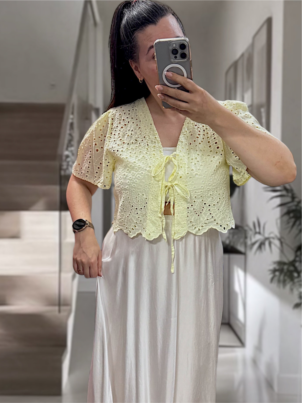 Verspielte Lochstick Knoten-Bluse kürzer geschnitten beige