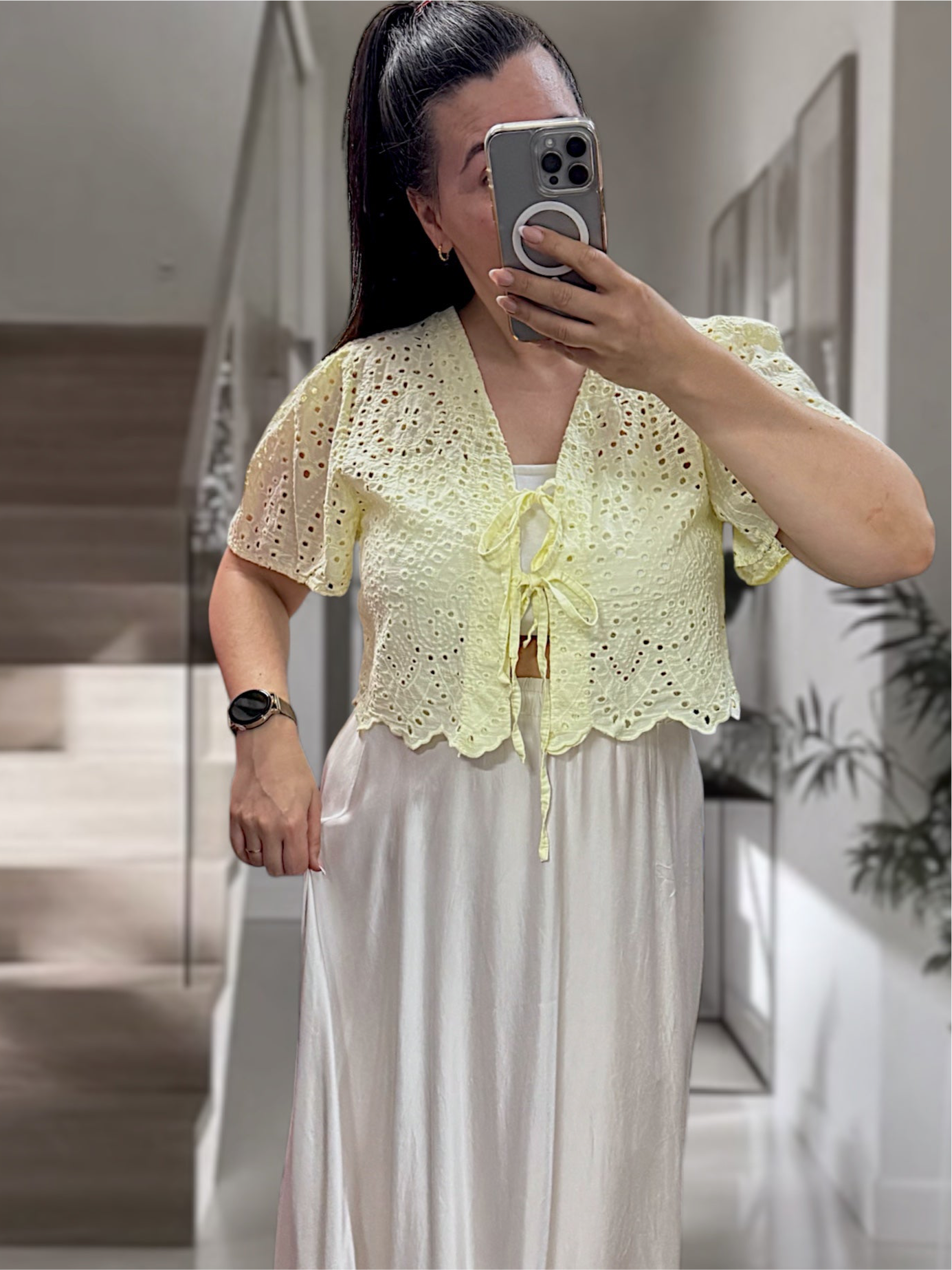Verspielte Lochstick Knoten-Bluse kürzer geschnitten beige