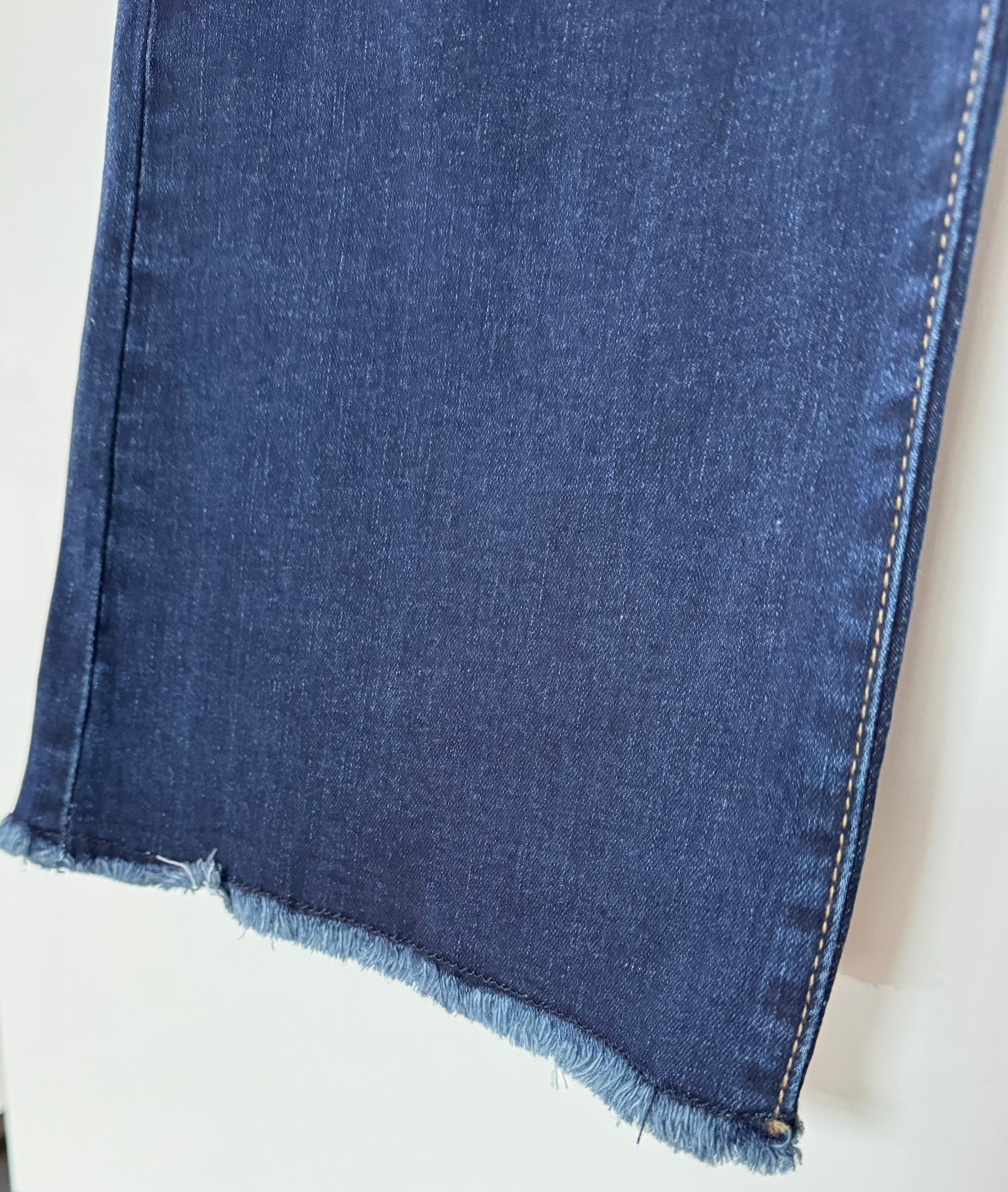 Wide Leg Jeanshose mit geraden Bein in Dunkelblau mit fransigen Saumen