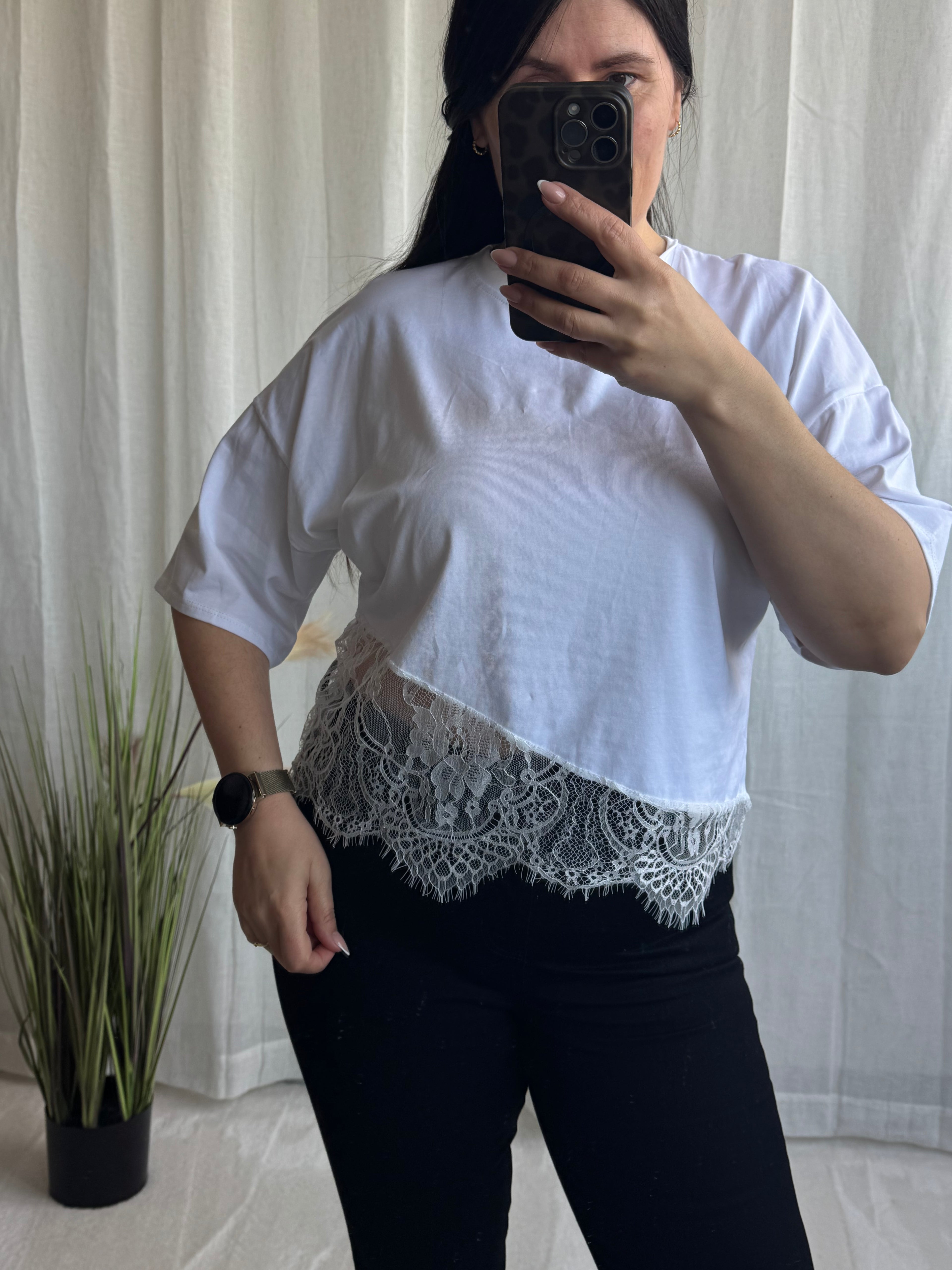 Basic T-Shirt mit Spitzen Details (verschiedene Farben)