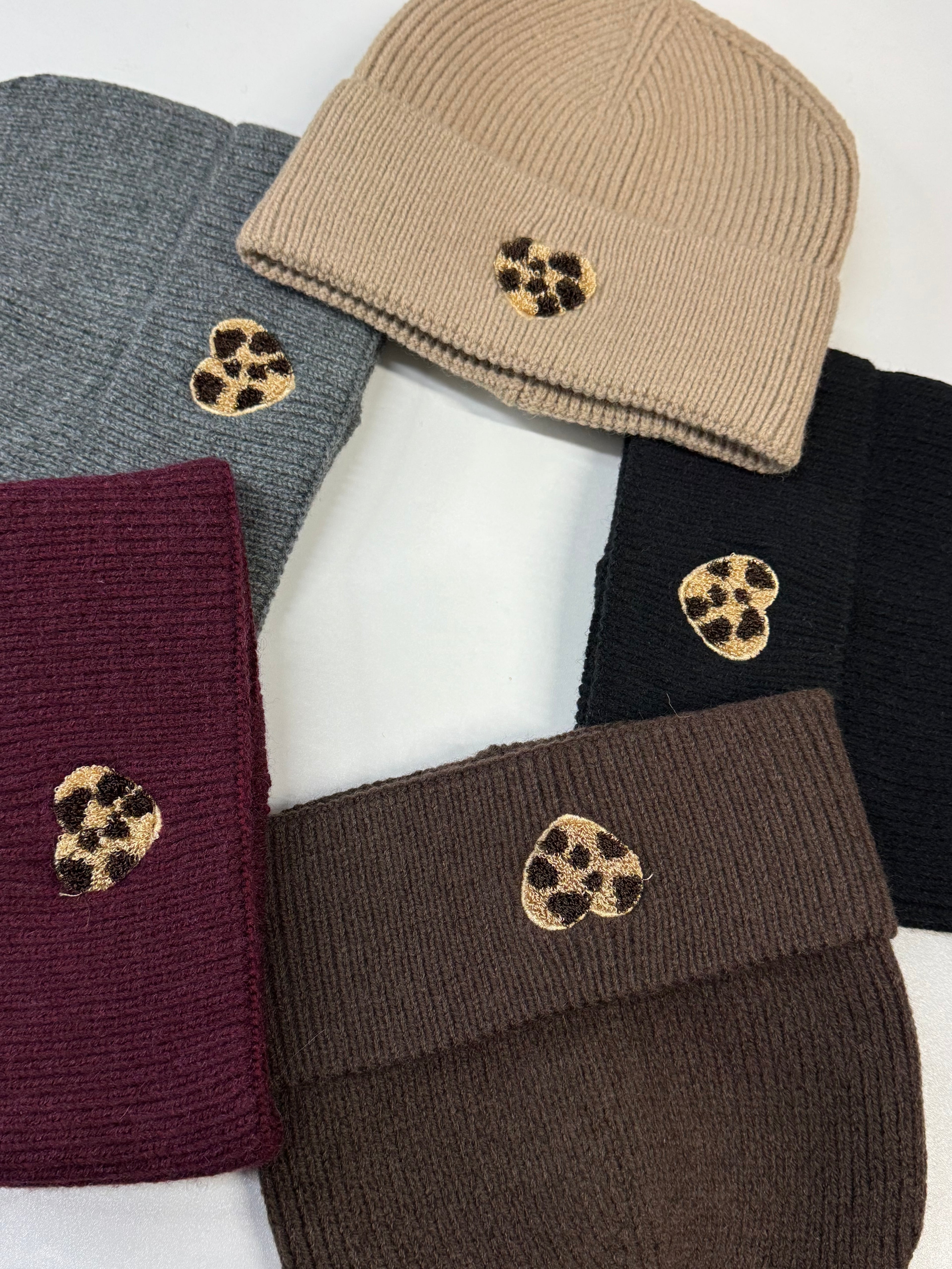 Stylische Ripp-Mütze mit 3D Leo Herz (verschiedene Farben)