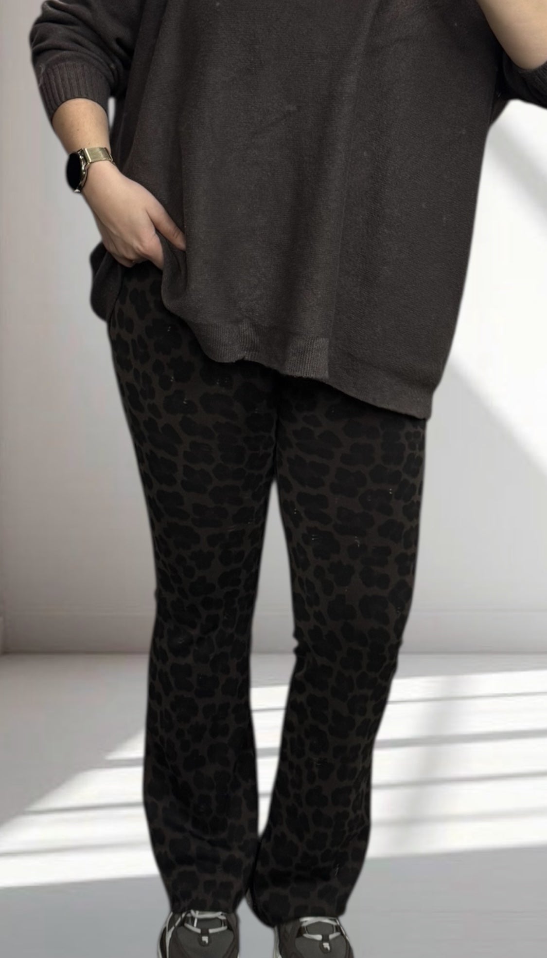 Bequeme Straight Leg Leo Leggings in dunkelbraun