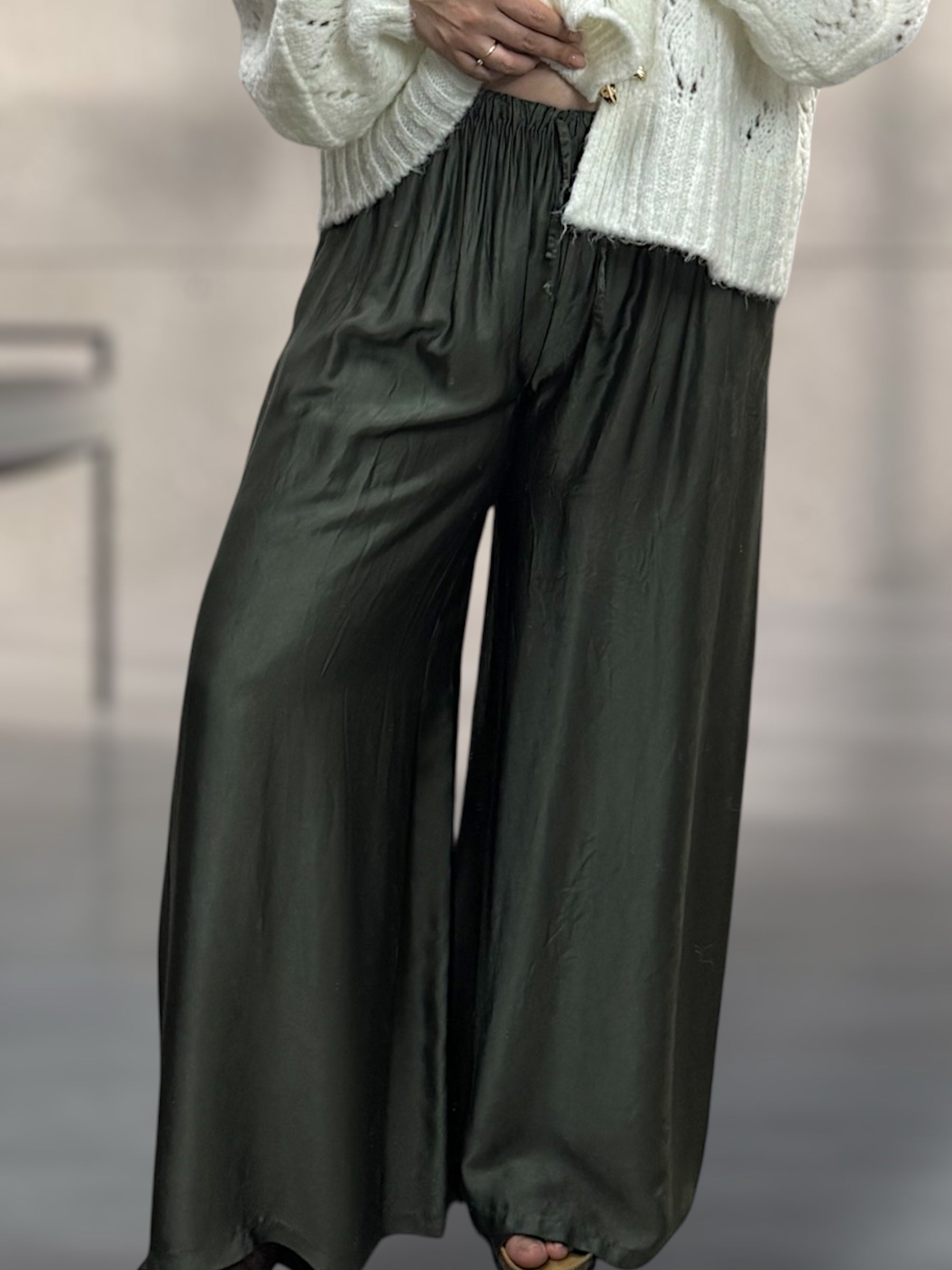 Leichte WideLeg Satin Hose mit Gummibund