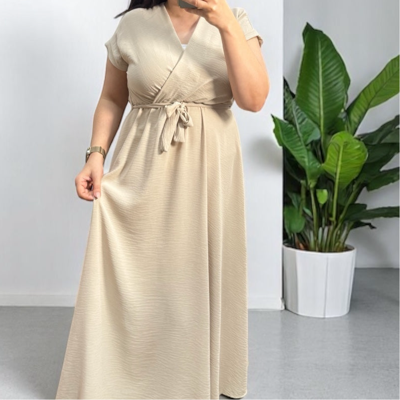 Midi-Kleid mit Gummizug und Bindegürtel in der Taille (verschiedene Farben)