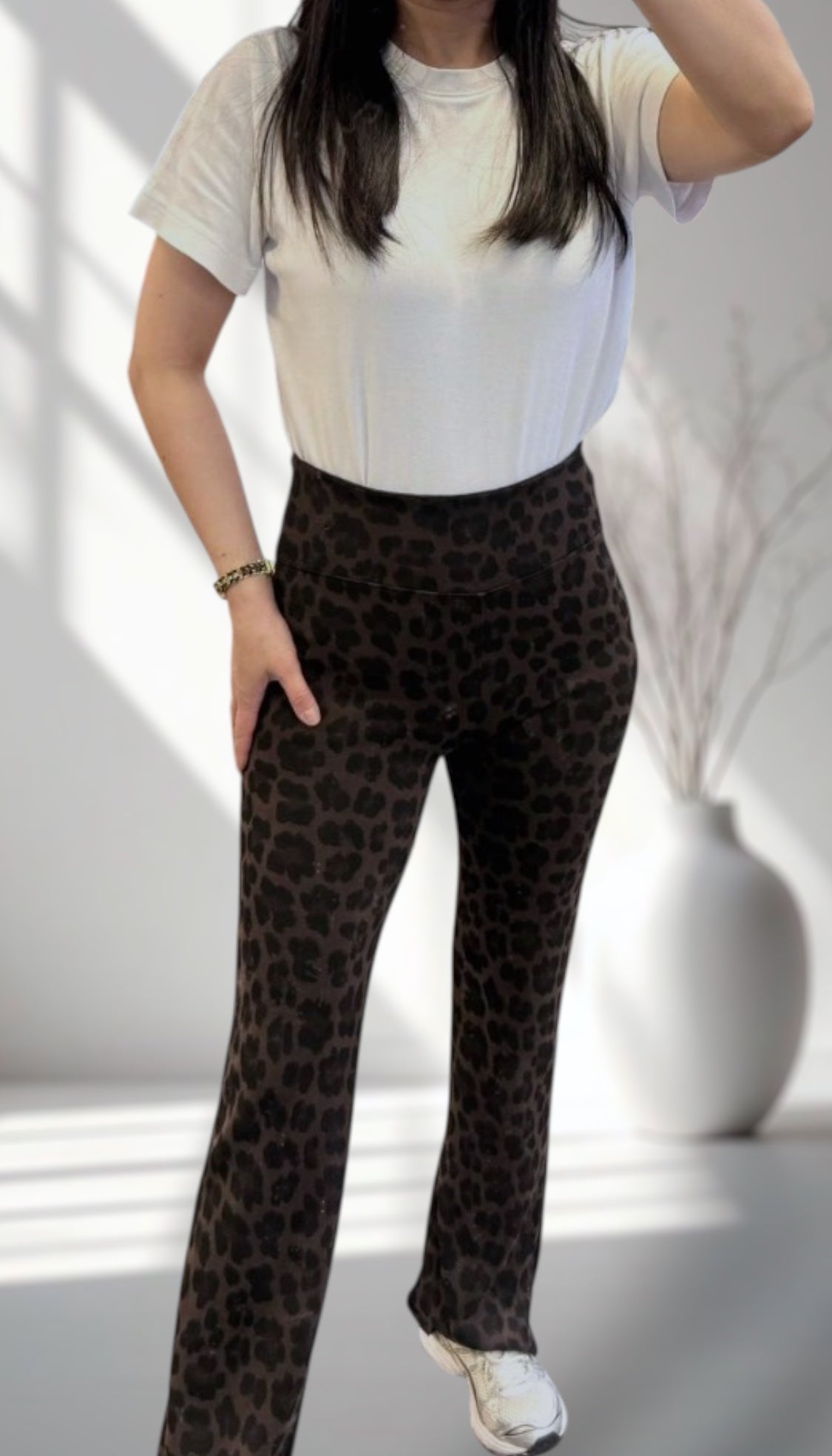 Bequeme Straight Leg Leo Leggings in dunkelbraun