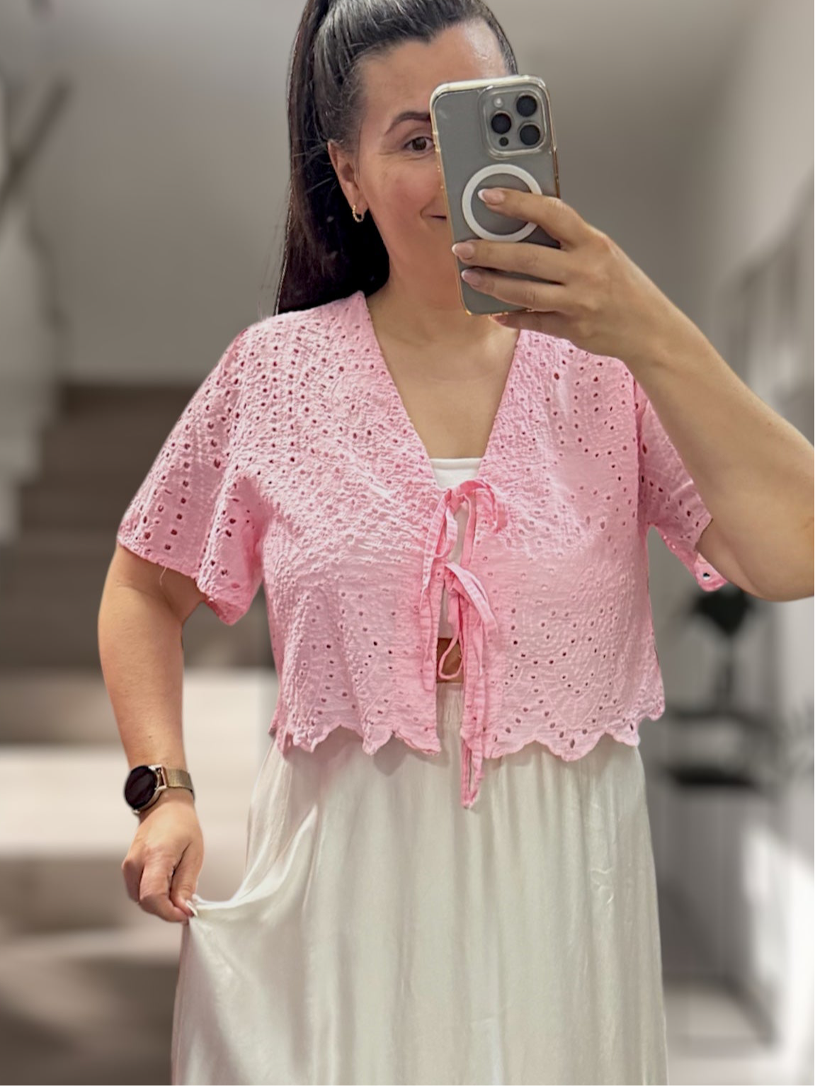 Verspielte Lochstick Knoten-Bluse kürzer geschnitten beige
