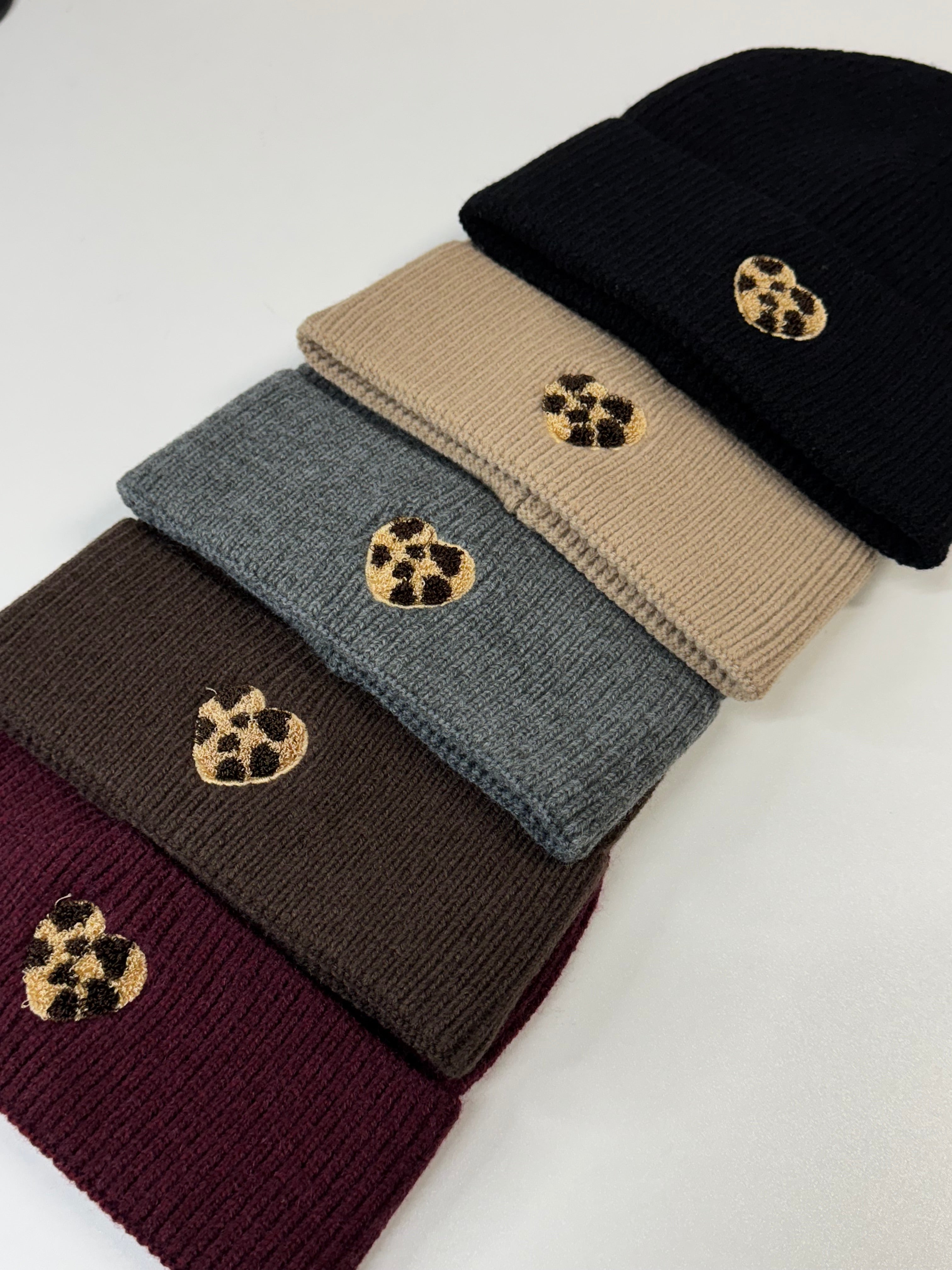 Stylische Ripp-Mütze mit 3D Leo Herz (verschiedene Farben)