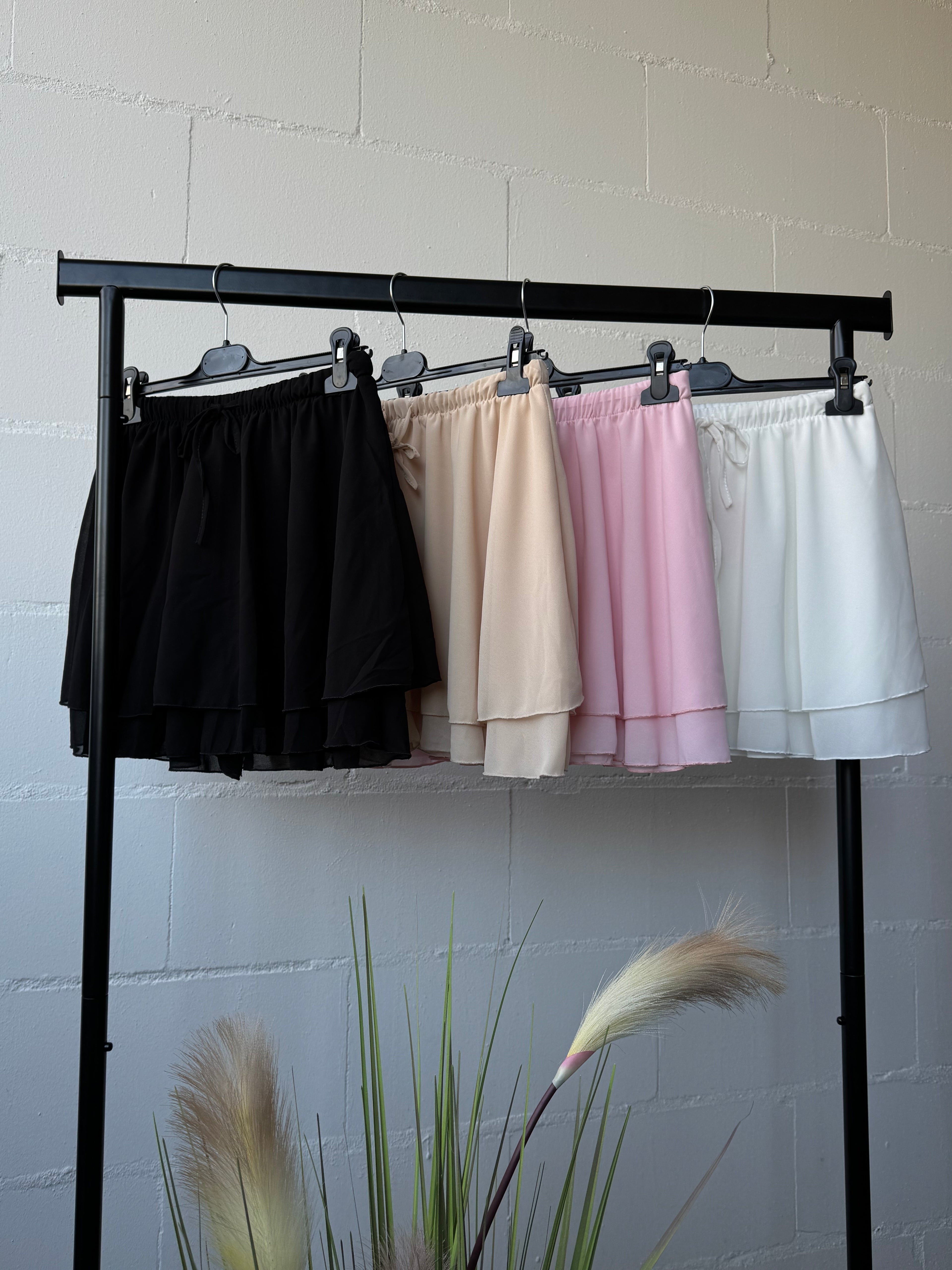 Verspielter Hosenrock beige