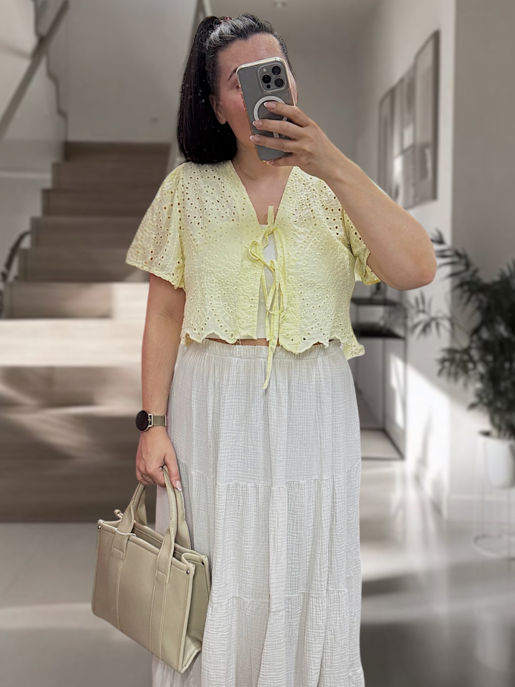 Verspielte Lochstick Knoten-Bluse kürzer geschnitten beige