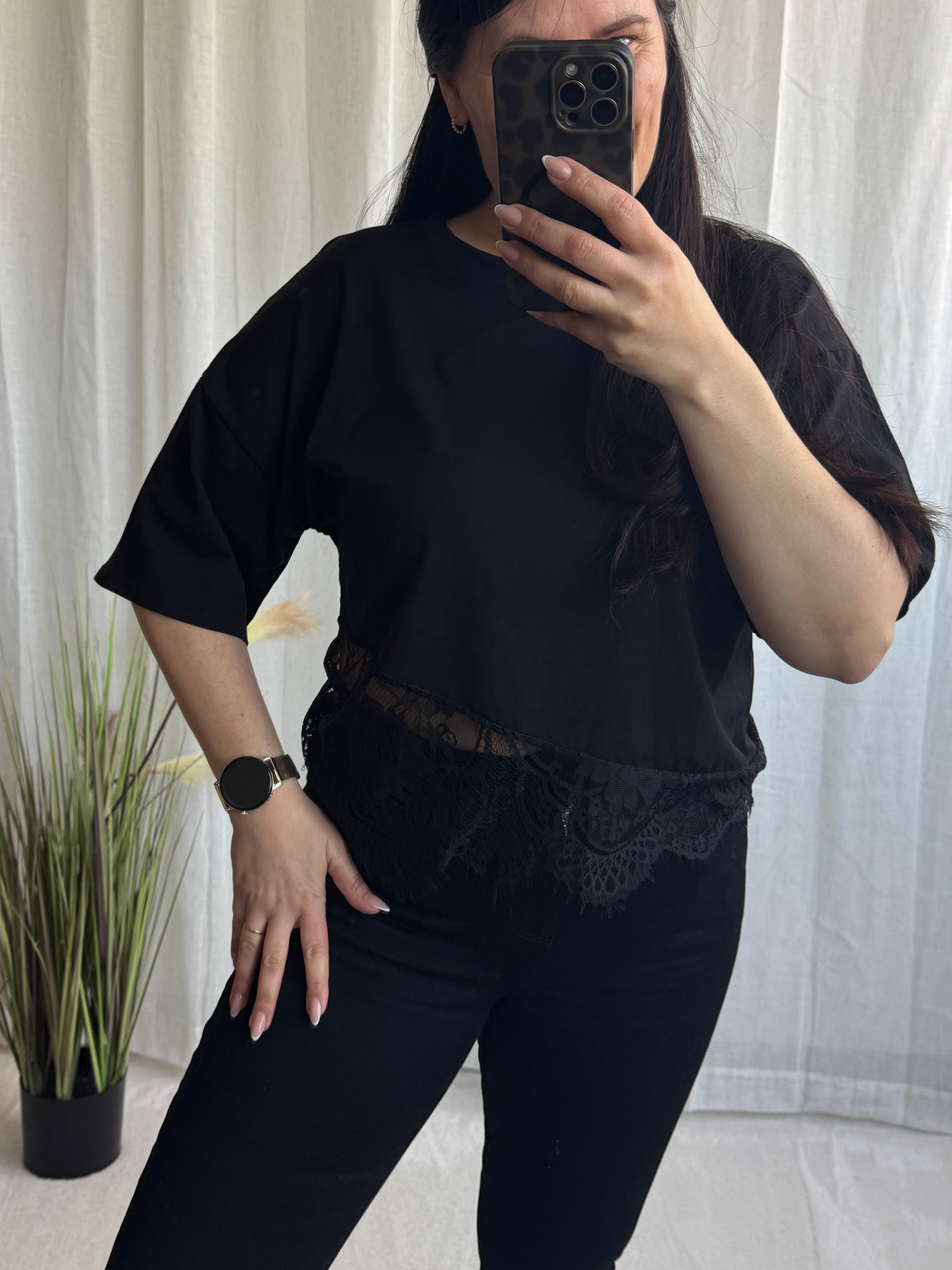 Basic T-Shirt mit Spitzen Details (verschiedene Farben)