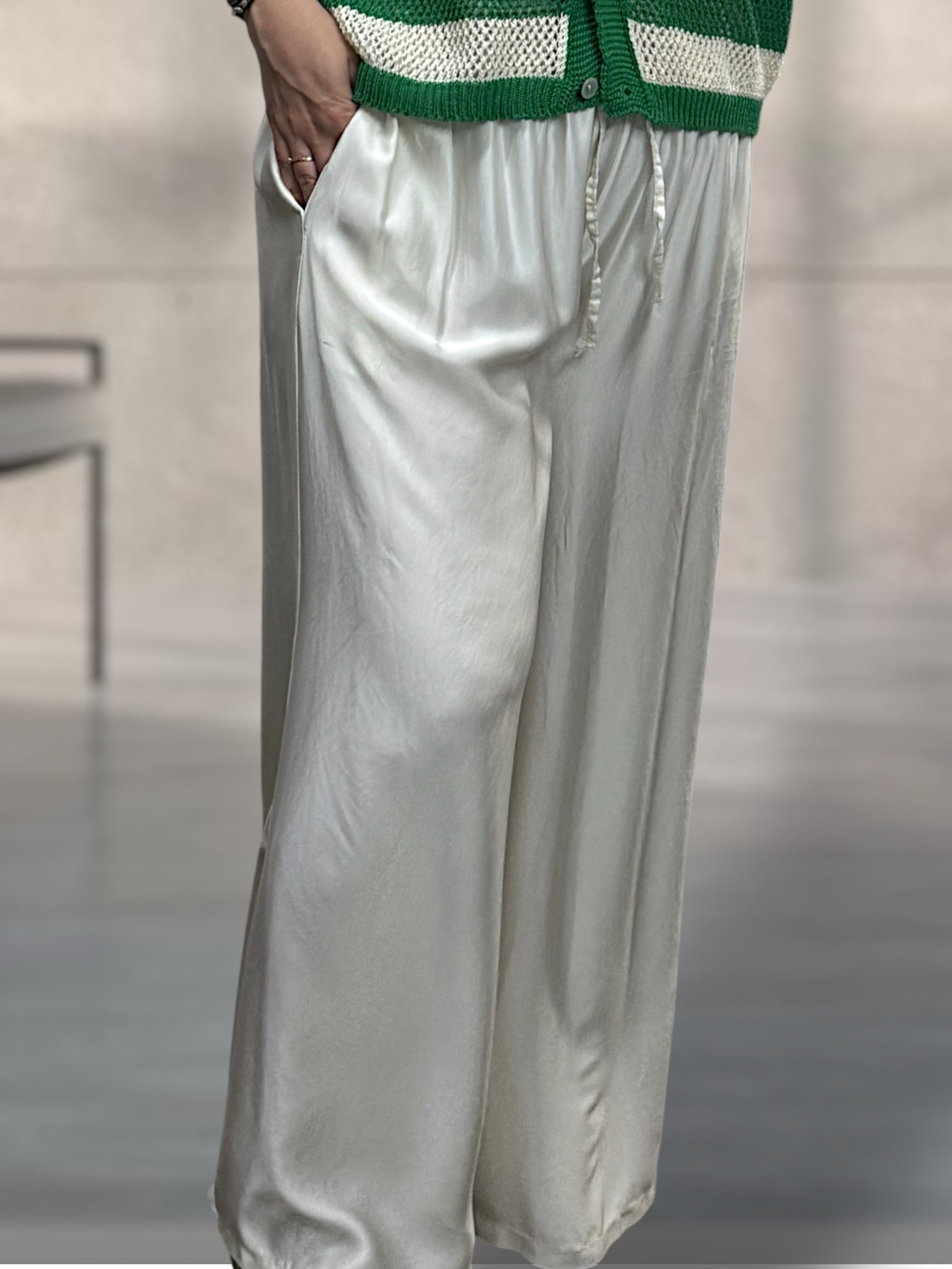 Leichte WideLeg Satin Hose mit Gummibund