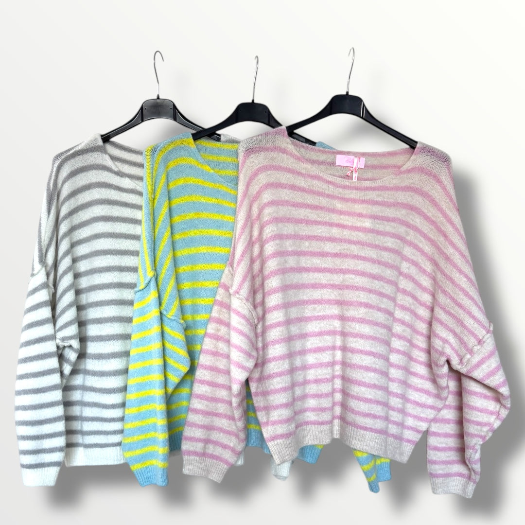 Gestreifter Strickpullover mit Ziernähten in verschiedenen Farben