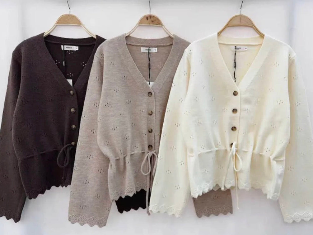 Feine Strickjacke mit Taillierung (erhältlich in verschiedenen Farben)