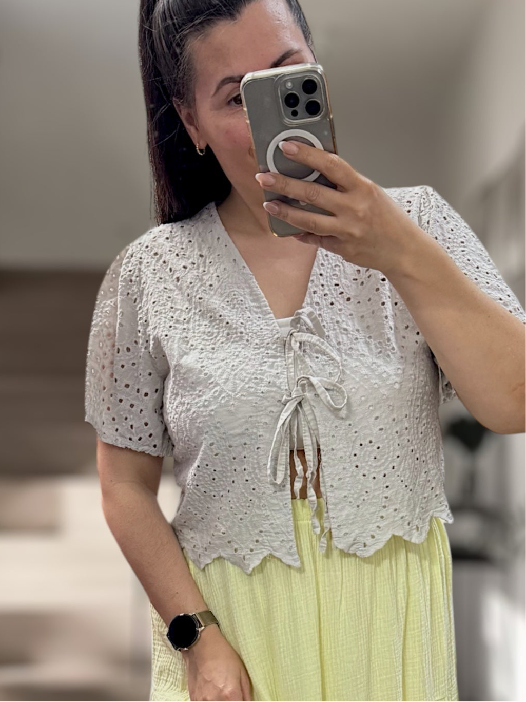 Verspielte Lochstick Knoten-Bluse kürzer geschnitten beige