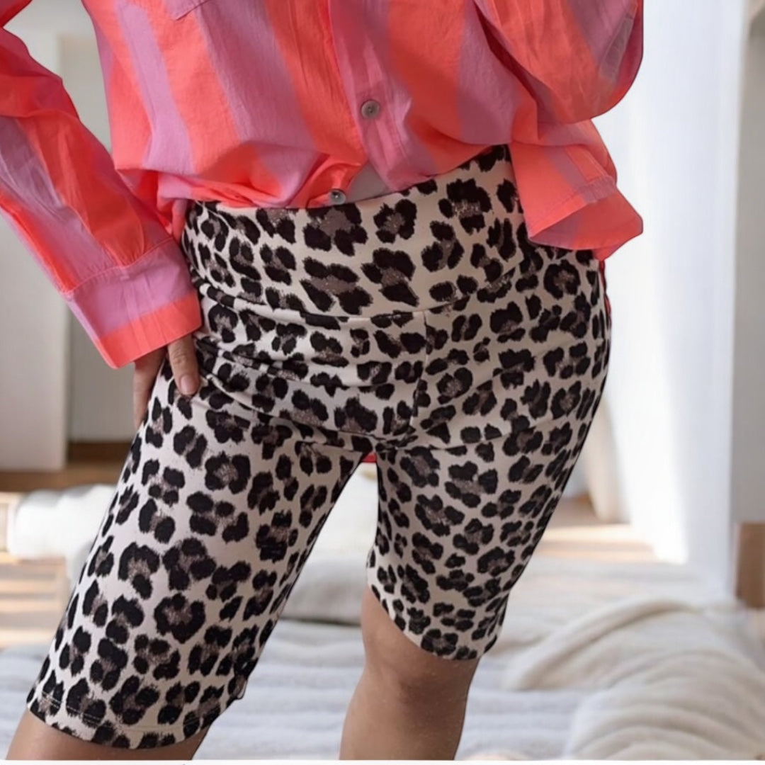 Stylische Leo Radler Hose auf softem Material und breitem Bund