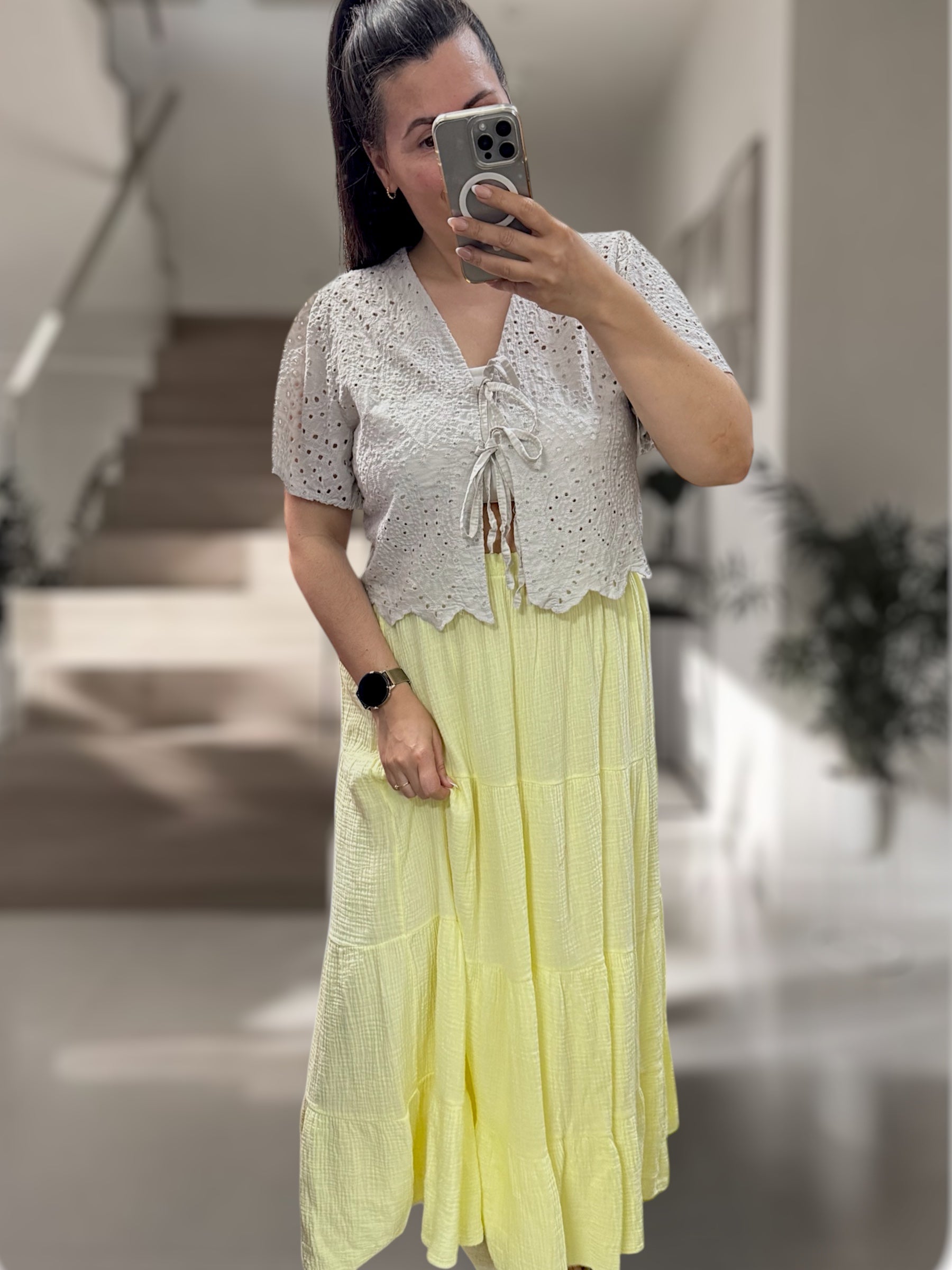 Verspielte Lochstick Knoten-Bluse kürzer geschnitten beige