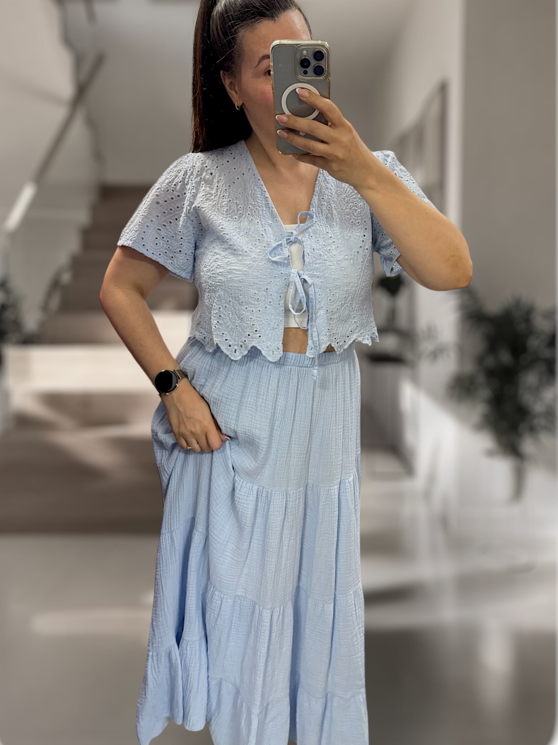 Verspielte Lochstick Knoten-Bluse kürzer geschnitten beige