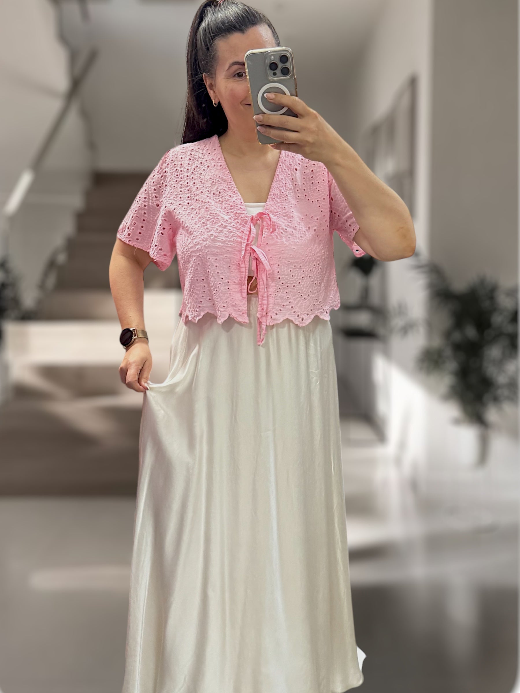 Verspielte Lochstick Knoten-Bluse kürzer geschnitten beige