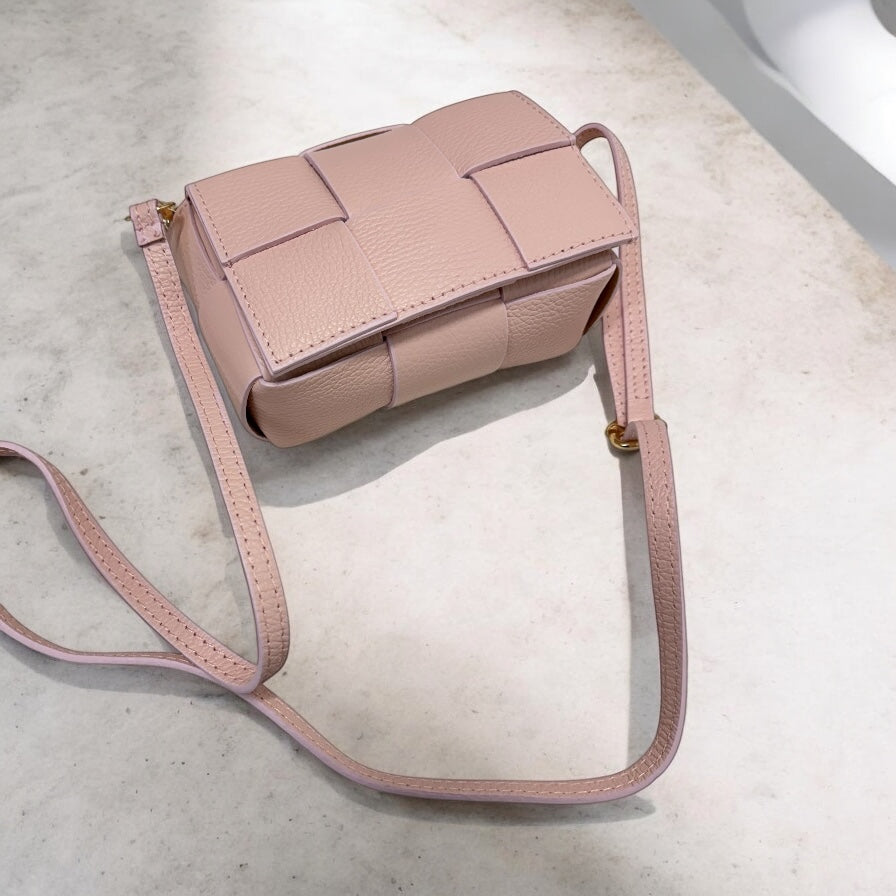 Kleine Ledertasche mit geflochtenen Deckel in verschiedenen Farben
