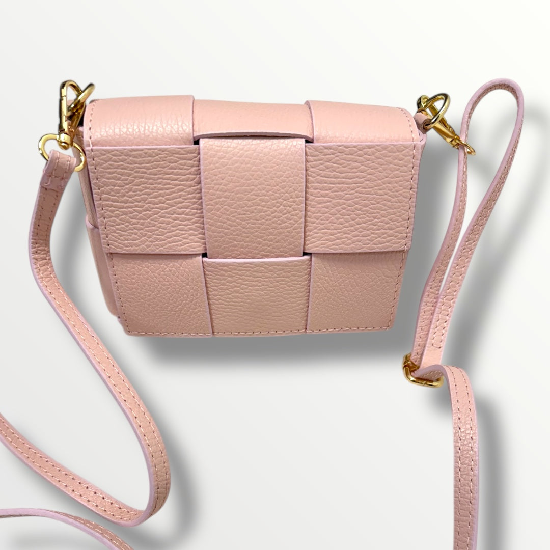 Kleine Ledertasche mit geflochtenen Deckel in verschiedenen Farben
